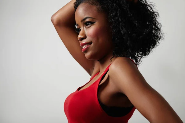Zwarte vrouw in rode slanke avondjurk — Stockfoto