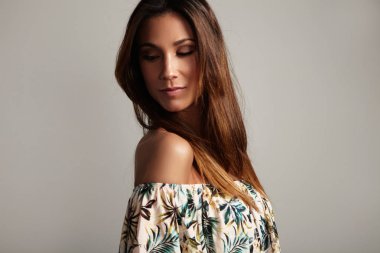 uzun saçlı bir İspanyol kadın