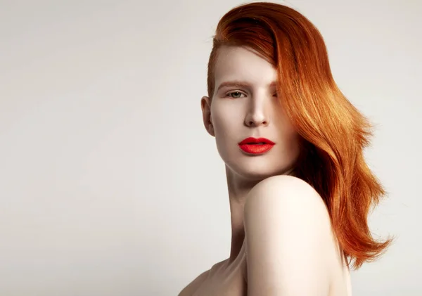 Retrato de mujer joven en estudio — Foto de Stock