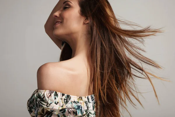 Mulher com cabelo voador — Fotografia de Stock