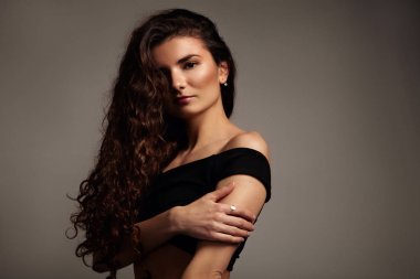 Güzellik kadını koluna dokunur