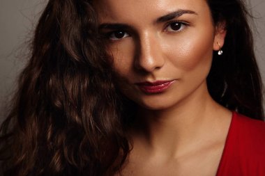 güzel kadın dudaklarına bastırdı