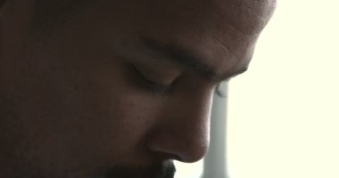 Afro-Amerikan adamın mutfakta closeup