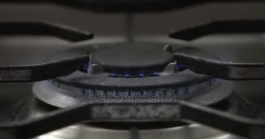 Büyük Merkezi gaz hob ve üzerine koydum bir pan yakın odak