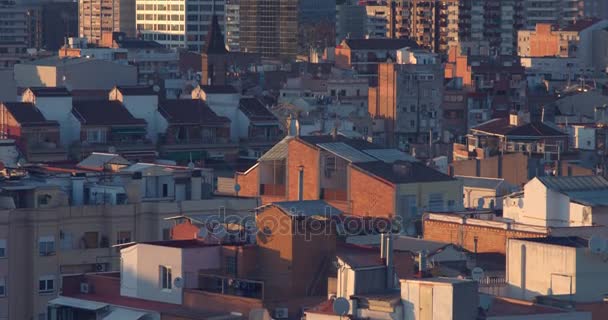 Kippen über die Stadt in den Himmel. barcelona, abend schießen 60 fps für optischen fluss — Stockvideo