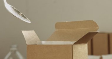 bir kaşık closeup bir un kutusundan alır.