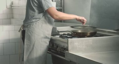 Kadın parmaklarını sıcak tava dokunmadan yanmış