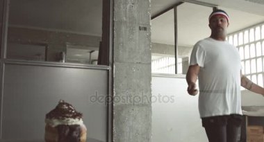 adam traning skipping halat ile ilk uçakta kek ile