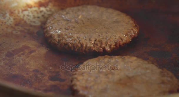 Cocinar hamburguesa quemada en olla — Vídeos de Stock