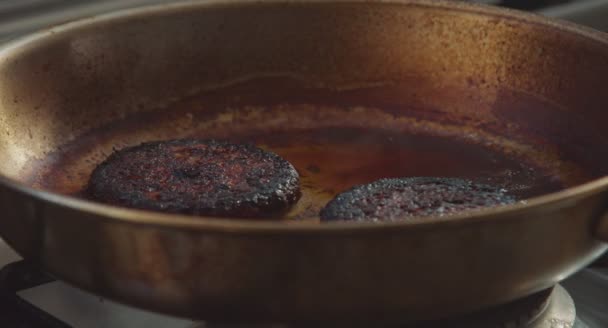 Zwei Hamburger aus verbranntem Topf schneiden — Stockvideo