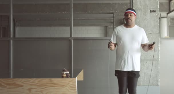 Hombres de raza mixta entrenando con atraccion a un pastel . — Vídeo de stock