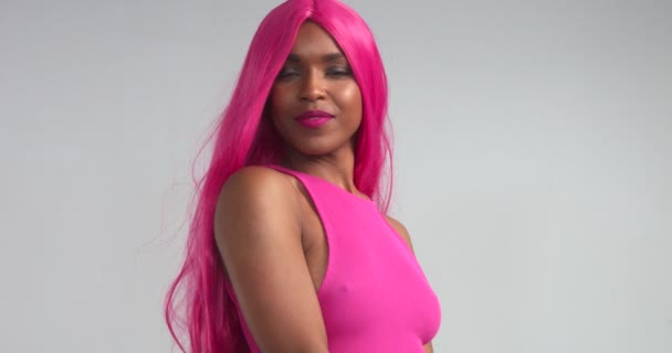 Zwarte vrouwen die dansen in roze pruik — Stockvideo