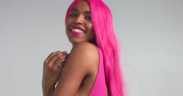 黑人妇女在粉红色的假发跳舞 — 图库视频影像