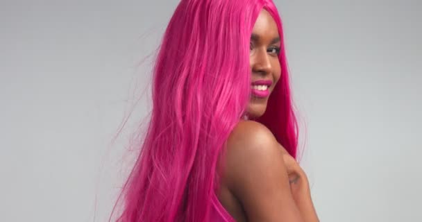 Чёрные женщины танцуют в розовом парике — стоковое видео