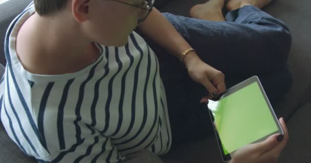 Mulher usando tablet computador touchscreen — Vídeo de Stock