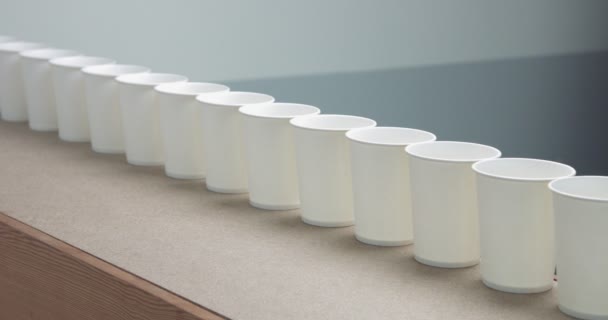 Rij voor papier cups gaat te vervagen — Stockvideo