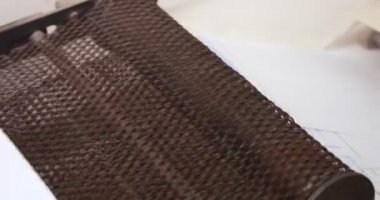 beyaz kağıt, metal üretim satırından yazdırma evde düşüyor