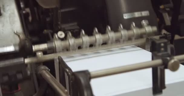 Close-up van print machine tooks papier — Stockvideo