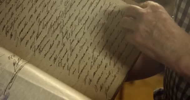 Anciano womans mano con viejo vintage papers — Vídeo de stock