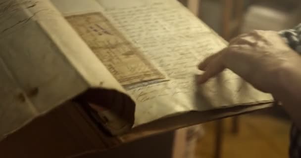 Äldre kvinnas hand med gamla vintage papper — Stockvideo