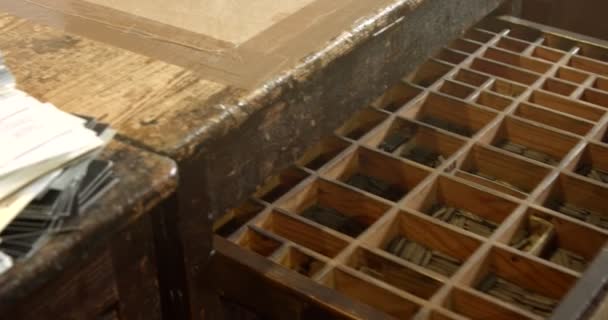 Мужчина вскрыл ящик с металлическими буквами — стоковое видео