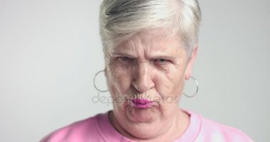 kısa saç kesimi ile ciddi kızgın eldery kadın