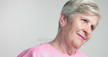 Eldery kadın portre fotoğraf makinesi vasıl görünüyor