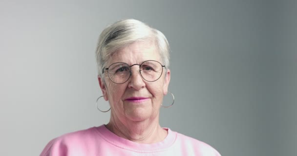Bejaarde vrouw verrast van lolly en eten het met een plezier — Stockvideo