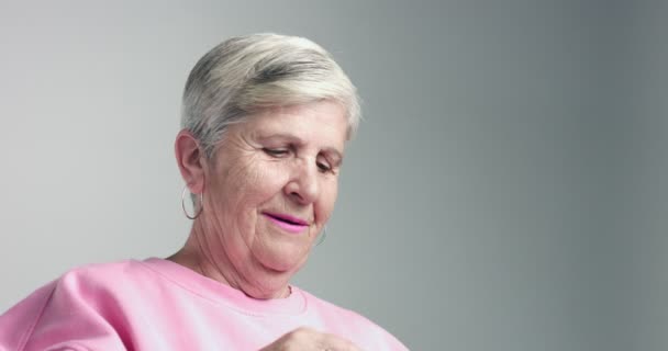 Stará žena foukat bubliny — Stock video