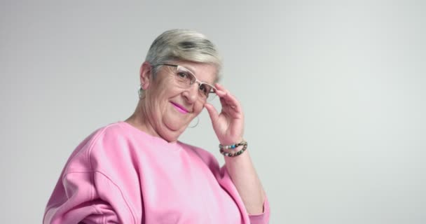 Bejaarde vrouw raakt bril en kijken naar boven — Stockvideo