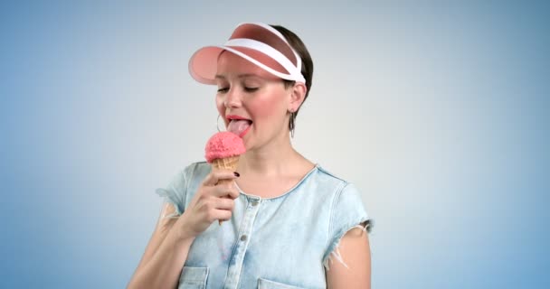 Mujer bonita en la visera del sol come un helado — Vídeo de stock