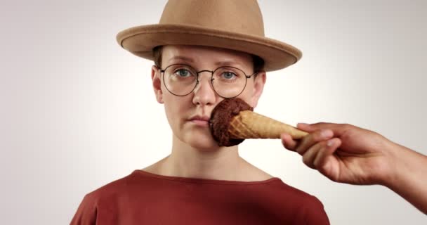 Saai vrouw ontvangt een ijsje in de Wang en lachen — Stockvideo