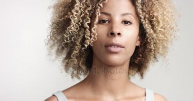 kıvırcık afro hiar portre siyah kadınla