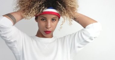 Studio kıvırcık afro saçlı aerobik tarzı siyah kadın