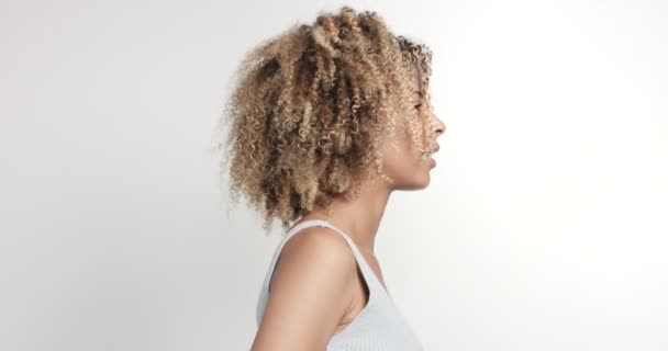 Wanita hitam dengan rambut keriting afro hiar potret — Stok Video
