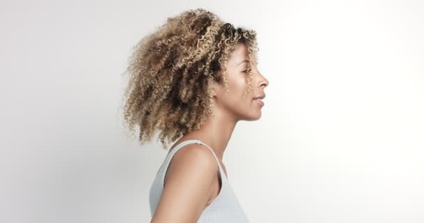 Kıvırcık afro hiar portre siyah kadınla — Stok video