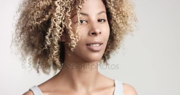 Black woman with curly afro hiar portrait — Stock Video