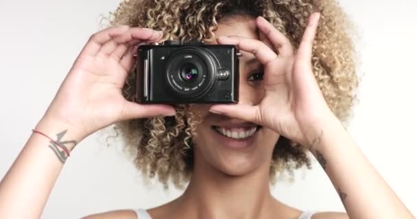 Feliz sonriente negro mujer con afra hace brotes con cámara fotográfica — Vídeo de stock