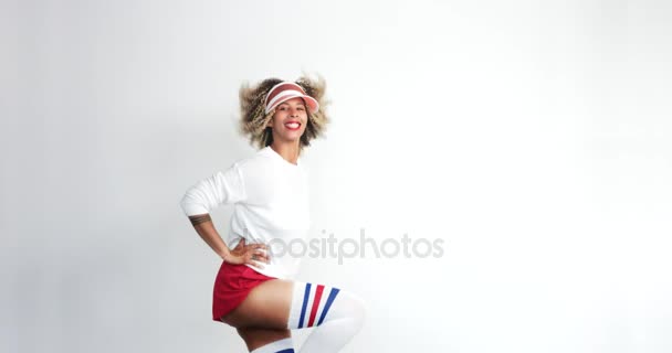 Mujer negra de estilo aeróbico con pelo afro rizado en estudio — Vídeo de stock