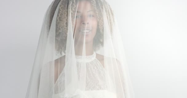Красота смешанной расы невесты в студии — стоковое видео