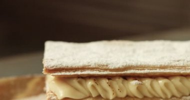 puf böreği pasta kaydırma pudra şekeri kaplı