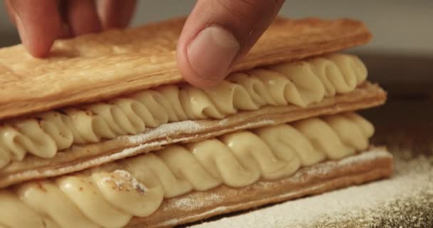 Szef kuchni mieszanej rasy umieścić ostatnio jeden poziom ciasto francuskie na ciasto — Wideo stockowe