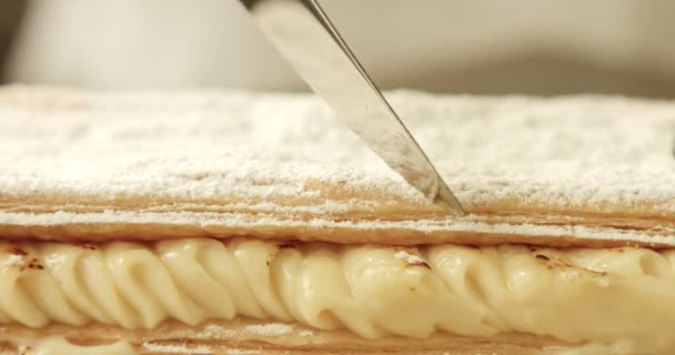 Pasta sfoglia tagliata con coltello e deviata per mostrare all'interno — Video Stock