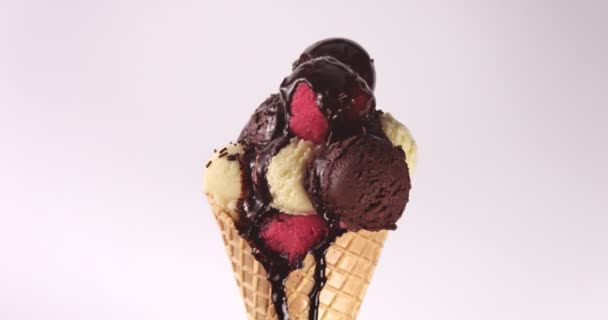 Maíz enorme con muchas bolas de diferentes helados y chocolate líquido — Vídeos de Stock