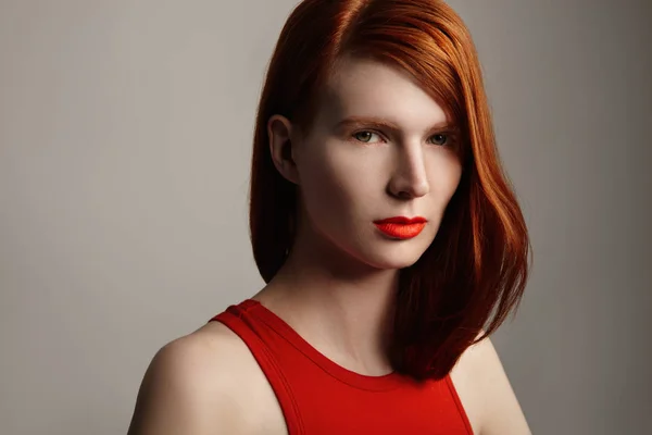 Рыжий портрет модели волос с идеальной кожей красоты — стоковое фото