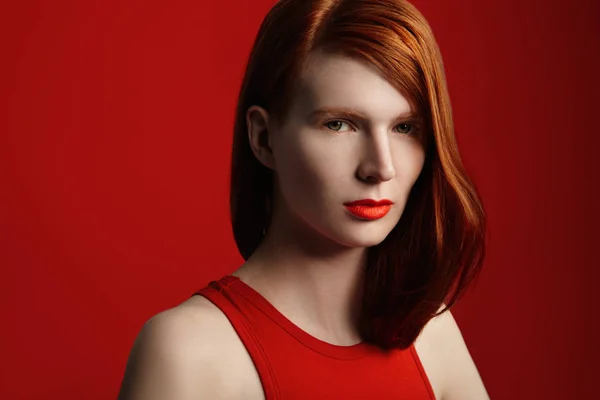 Рыжий портрет модели волос с идеальной кожей красоты — стоковое фото