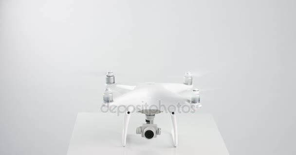 Phantom 4 drone preparándose para volar — Vídeo de stock