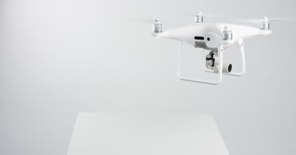 Volando y encendiendo drone cuadrocopter phantom 4 en rodaje de productos de estudio — Vídeos de Stock