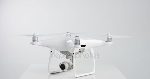 Widok boczny cuadrocopter phantom 4 Przygotowanie do lotu — Wideo stockowe