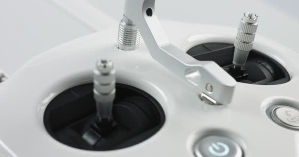Primer plano del mando a distancia del dron cuadrocoptero — Vídeos de Stock